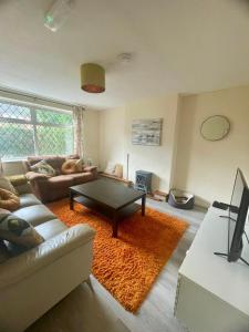 AylestoneにあるThe Stayover Spot Wigston Escapeのソファとコーヒーテーブルのあるリビングルーム