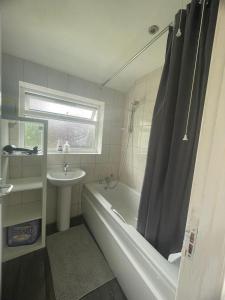 AylestoneにあるThe Stayover Spot Wigston Escapeのバスタブと洗面台のあるバスルーム