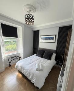 En eller flere senge i et værelse på Cosy Perth Apartment - City Comforts