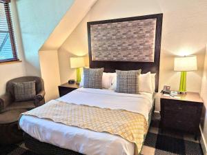 Un dormitorio con una cama grande y una silla. en Marriott Grand Res Q2 #3167, en South Lake Tahoe 37 fotos más