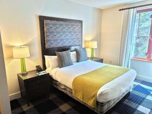 una camera d'albergo con un letto e due lampade di Marriott Grand Res Q3 #2241 a South Lake Tahoe Altre 40 foto