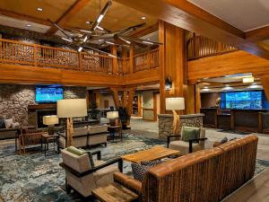 una hall con divani e bar di Marriott Grand Res Q3 #2241 a South Lake Tahoe