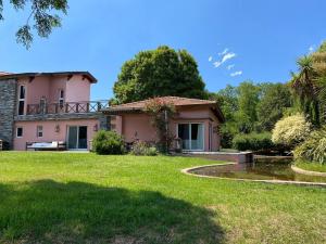 a villa with a garden and a house at Casa de Campo Petit Lodge in Estancia Grande