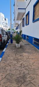 Un edificio con coches aparcados en un estacionamiento. en Appartement hory, en Martil 6 fotos más