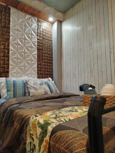 a bedroom with two beds and a wall at Maison de Gelo in Rodriguez