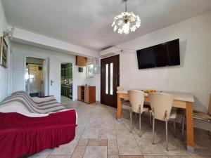 Televízia a/alebo spoločenská miestnosť v ubytovaní Apartment Ivy