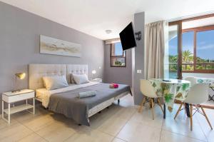 a bedroom with a bed and a table and chairs at Sunny Escape, Parque Santiago 2 in Arona