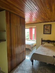 Postel nebo postele na pokoji v ubytování Monteverde Monkey Hostel