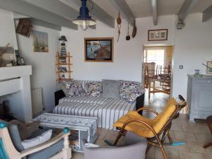 ein Wohnzimmer mit einer Couch und einem Sessel in der Unterkunft Noirmoutier house 6 to 8 people in Noirmoutier-en-l'lle