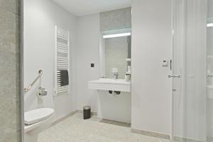 Et badeværelse på Appart hotel Saint-Denis + 61 billeder