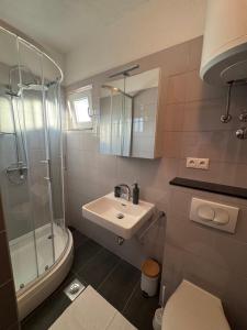 ドゥーチェにあるRooms Marinoの洗面台、シャワー、トイレ付きのバスルーム