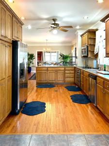 Φωτογραφία από το άλμπουμ του Cozy Cape Cod Style Home 20 Mins to Philadelphia σε Brookhaven
