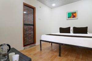 a bedroom with a bed in a room at Hotel O Sky Villa in Nagpur
