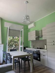 a kitchen with a table and some chairs and a stove at Belvedere MareMonti in Belvedere Ostrense