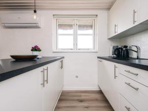 Kuchyň nebo kuchyňský kout v ubytování Holiday home Ulfborg VIII