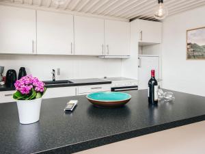 Kuchyň nebo kuchyňský kout v ubytování Holiday home Ulfborg VIII