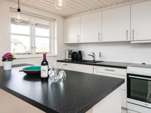Kuchyň nebo kuchyňský kout v ubytování Holiday home Ulfborg VIII
