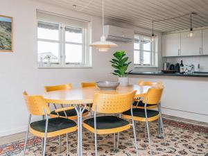 Kuchyň nebo kuchyňský kout v ubytování Holiday home Ulfborg VIII