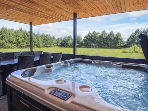 Πισίνα στο ή κοντά στο 14 person holiday home in Væggerløse-By Traum