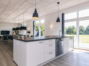 Η κουζίνα ή μικρή κουζίνα στο 14 person holiday home in Væggerløse-By Traum