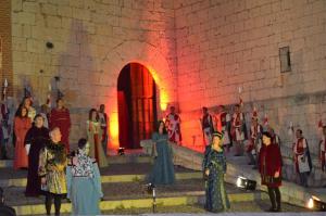 a group of people standing in front of a wall at El palacio de Juana in Tordesillas
