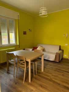 a room with a table and chairs and a bed at Belvedere MareMonti in Belvedere Ostrense