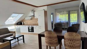 Kuchyň nebo kuchyňský kout v ubytování Haus Schanzenblick Fewo11 im Herzen des Schwarzwaldes