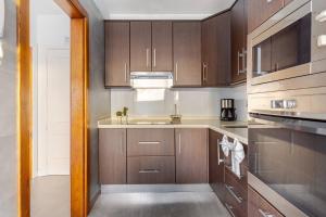 Kuchyň nebo kuchyňský kout v ubytování ALMA Elegant Suite Apartment