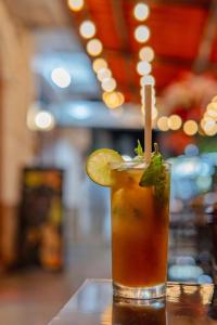een drankje met een limoen en een stok erin bij Hotel Gaviota Vallarta in Puerto Vallarta +30 foto's