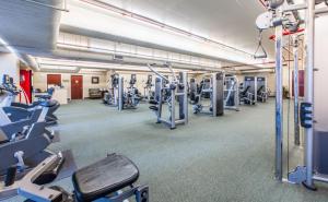 einen Fitnessraum mit Laufbändern und Geräten in der Unterkunft New BeachFront-Majestic Beach Resort-Starbucks in Panama City Beach