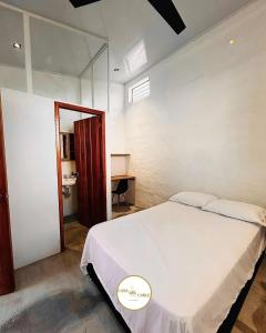 a bedroom with a large white bed and a mirror at Casa del Cable in Mariquita +39 photos