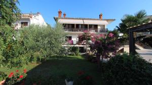 Ein Garten an der Unterkunft Apartment Malinska, Primorje-Gorski Kotar 1