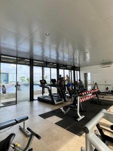 53rd Floor, 2 BR, Netflix, Apt with view by SKY的健身中心和/或健身设施
