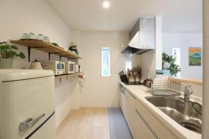 A kitchen or kitchenette at 夢圓-4LDK貸切-浴室2-p4台-静かな環境で家族やグループに最適な宿