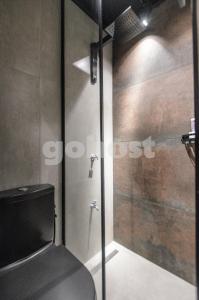 a bathroom with a glass shower with a toilet at Inspiring Loft In The Center Of Ciudad Del Este in Ciudad del Este