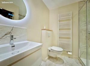 Bilik mandi di L'Escale Caennaise House for 8 people