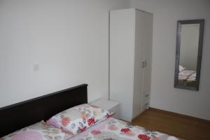 Postel nebo postele na pokoji v ubytování Apartments Šuker