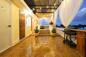 a room with a balcony with a view of the ocean at Casa Bien Estar - Centro Merida in Mérida