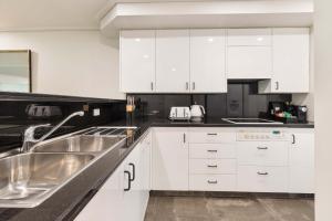 Kuchyň nebo kuchyňský kout v ubytování Mirage Resort Villa 120 with access to Sheraton Facilities