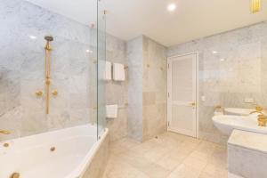 Koupelna v ubytování Mirage Resort Villa 120 with access to Sheraton Facilities + 1 fotografie