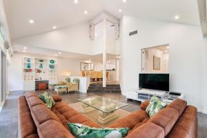 TV a/nebo společenská místnost v ubytování Mirage Resort Villa 120 with access to Sheraton Facilities