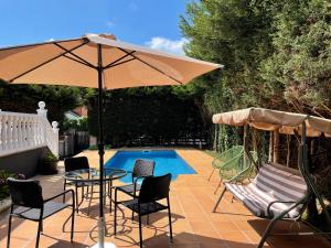 CamargoにあるCasa Monte & Marのプールサイドのパティオ(テーブル、パラソル付)