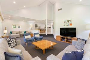 TV a/nebo společenská místnost v ubytování Mirage Resort Villa 122 with access to Sheraton Facilities