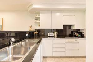 Kuchyň nebo kuchyňský kout v ubytování Mirage Resort Villa 122 with access to Sheraton Facilities