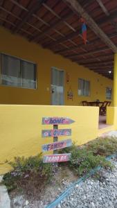 Un edificio amarillo con un cartel que dice tener el amor de la familia en Home Family, en Prado