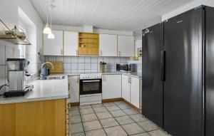 Kuchyň nebo kuchyňský kout v ubytování Awesome Home In Ulfborg With Kitchen