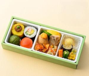 un contenitore in plastica riempito con diversi tipi di alimenti di 日本庭園と文化体験の宿深見屋 一棟貸し送迎付き6名様まで追加宿泊料金なし a Hakusan