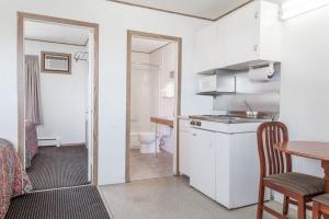Η κουζίνα ή μικρή κουζίνα στο Tel Star Motel