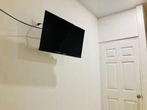 Μια τηλεόραση ή/και κέντρο ψυχαγωγίας στο Apartamentos & Suites Los Maribios