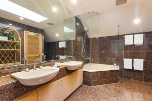 Un baño grande con dos lavabos y una bañera. en Mirage Resort Villa 155 with access to Sheraton Facilities, en Port Douglas